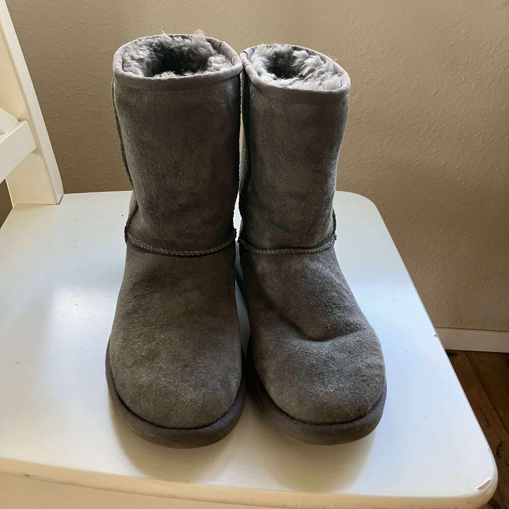 Womens Ugg shearling boots, worn twice, Size 6.